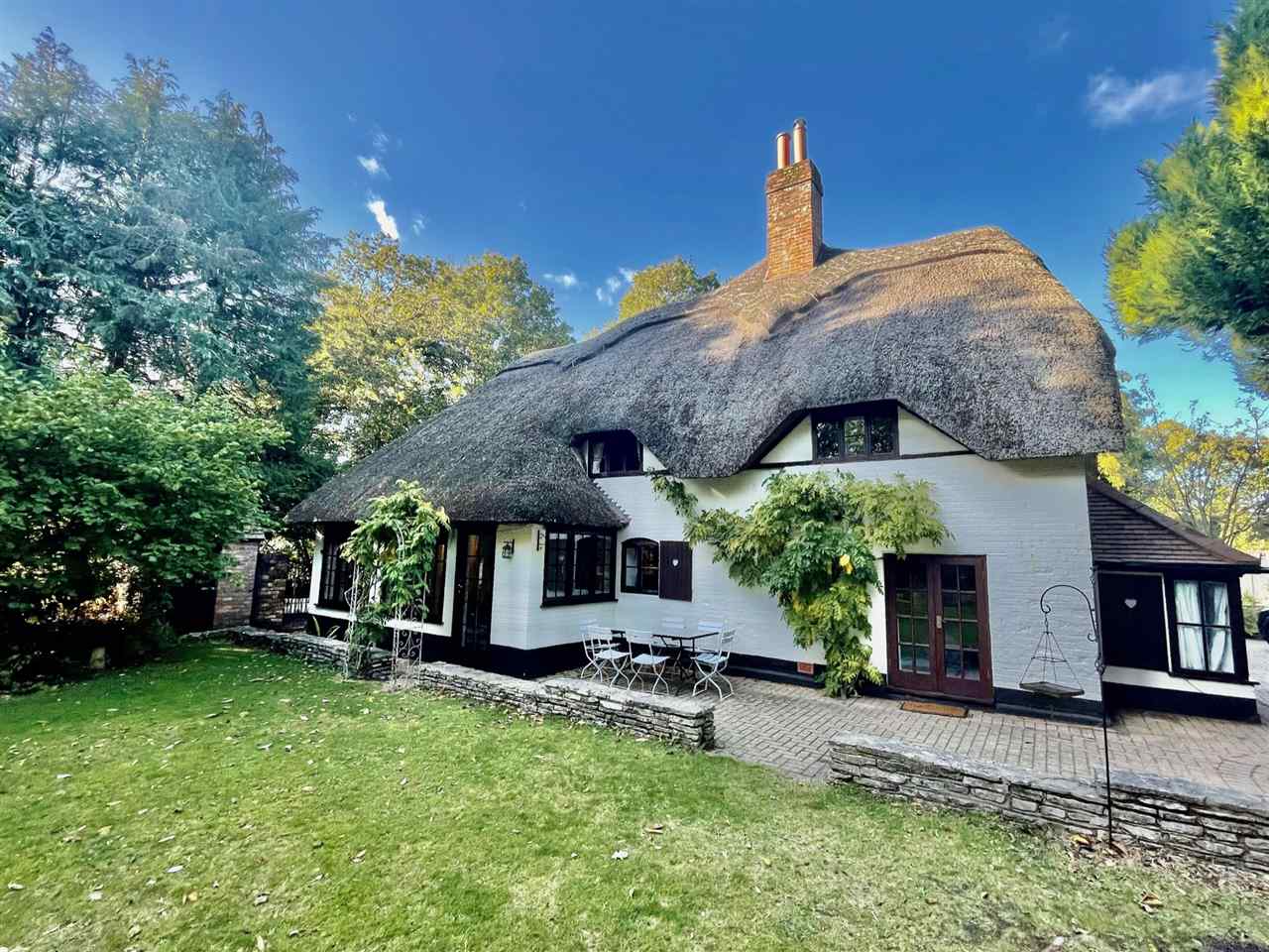resized-2349823-Galtons Cottage charming thatched Cottage.JPG